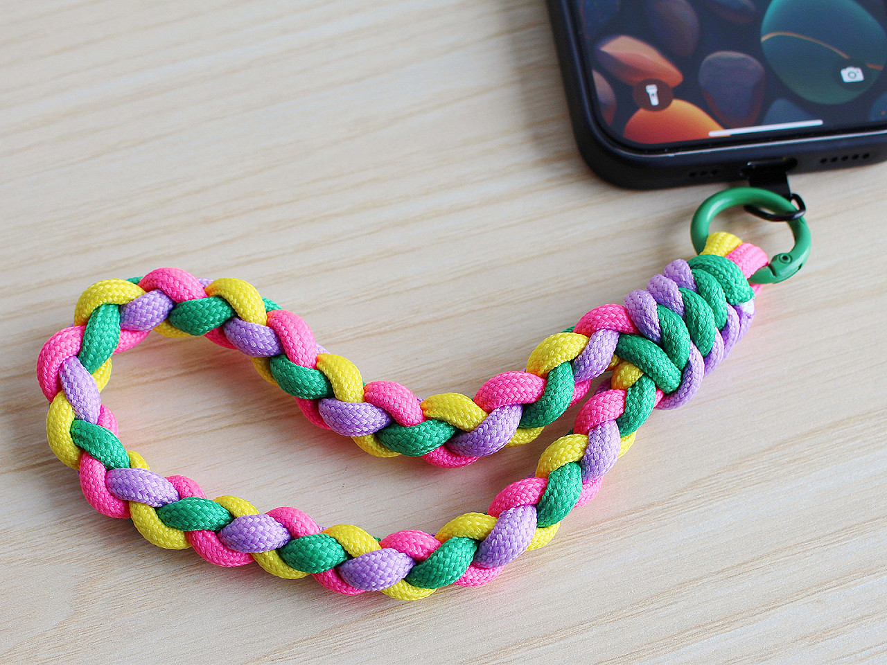 Braided pendant / key chain with carabiner - Green (1 Piece)